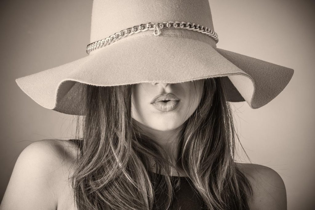 Stijlvolle vrouw in moderne outfit, demonstreert hoe je je garderobe up-to-date houdt met basisstukken en trendy accessoires