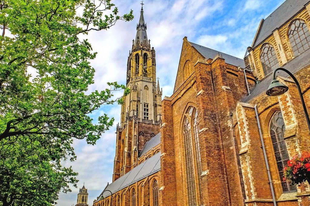 Bruisende Delft stadsgrachten met historische architectuur, cultureel centrum en Kerstmarkt evenementen