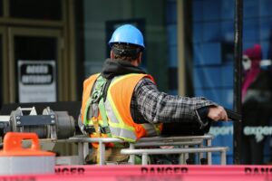 Bouwkundig adviseur voert bouwtechnisch onderzoek uit en ziet constructieve en technische gebreken die niet zichtbaar zijn bi