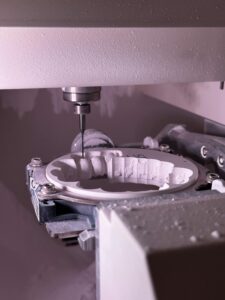 Kunststofbewerking acrylaat op maat: nauwkeurig bewerkte technische onderdelen en panelen voor industriële toepassingen